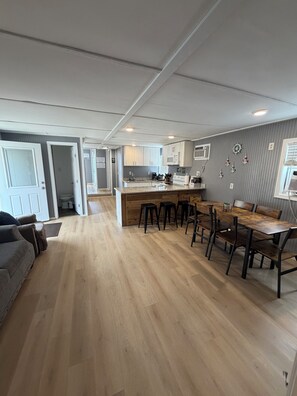 Interior - Catfish house boat for rent, sleeps 8,Ice machine. perfect place to fish 🐠  (Venice)