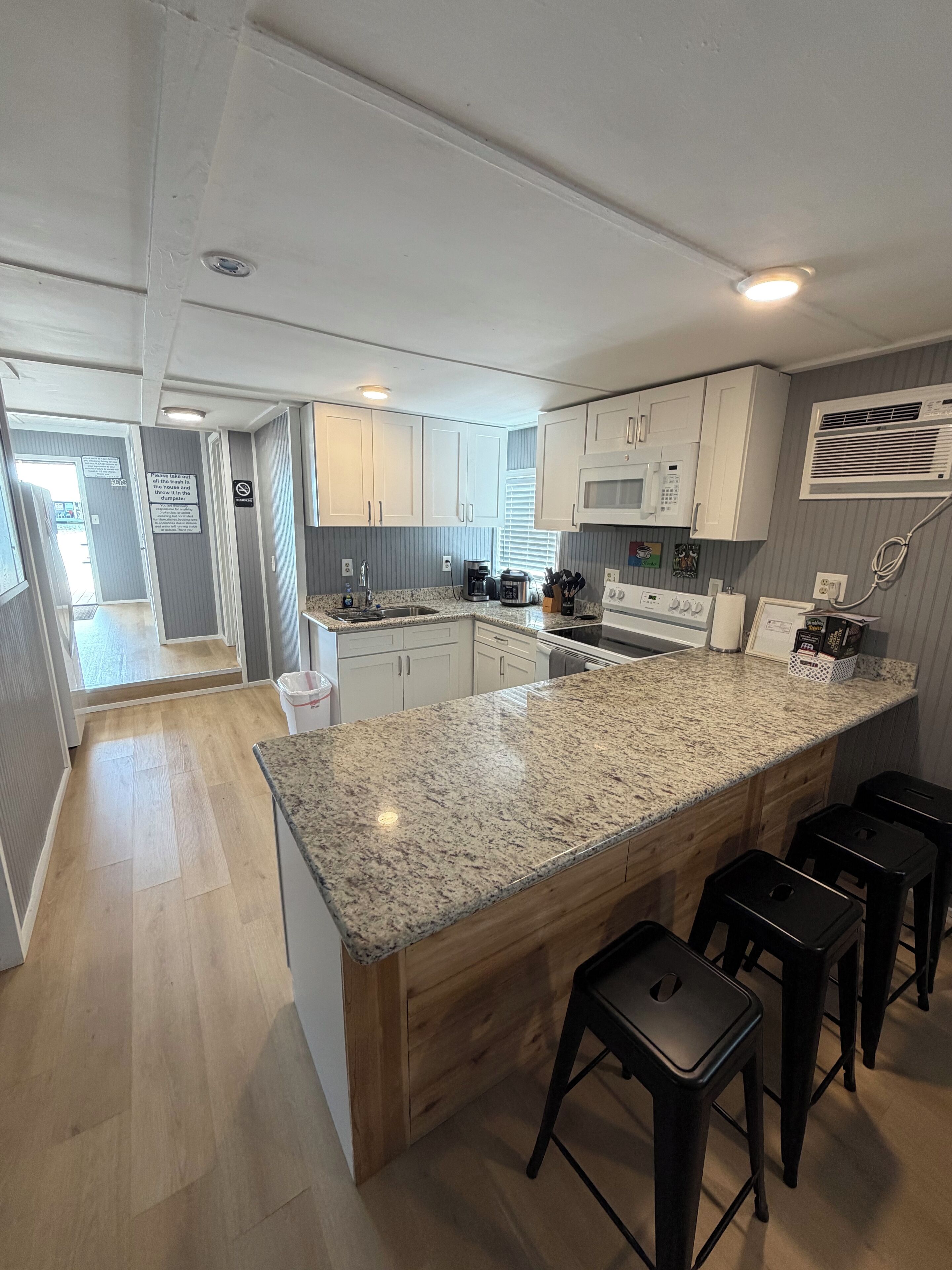 Jääkaappi, mikroaaltouuni, uuni, liesi