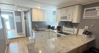 Catfish house boat for rent, sleeps 8,Ice machine. perfect place to fish 🐠