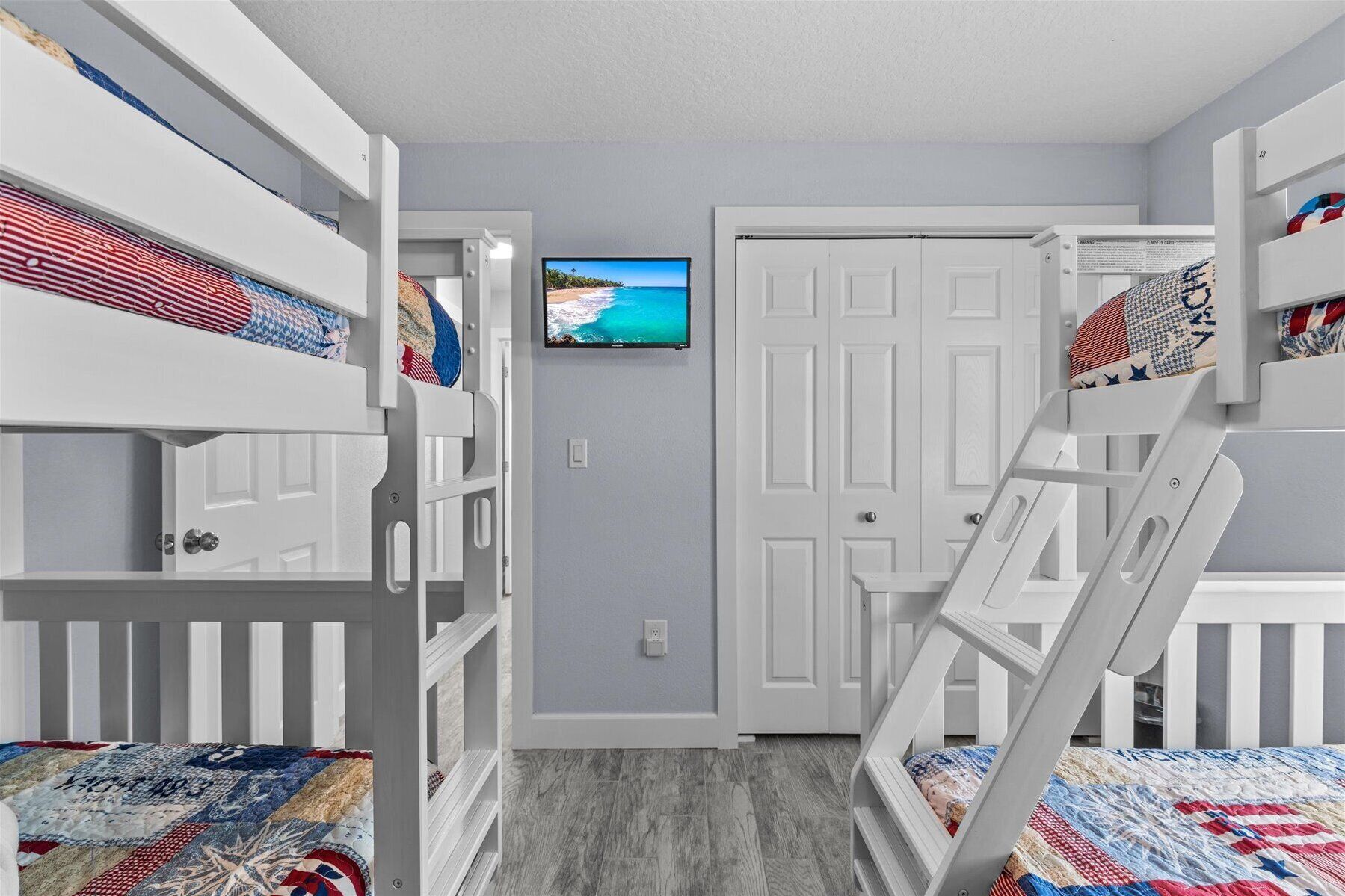 3 slaapkamers, een strijkplank/strijkijzer, reisbedje, gratis wifi