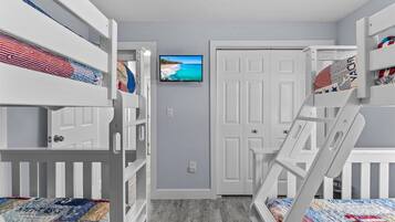 3 slaapkamers, een strijkplank/strijkijzer, reisbedje, gratis wifi