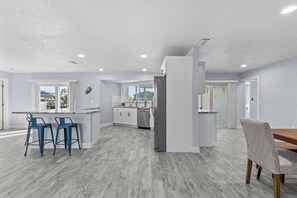 Fridge, microwave, oven, stovetop - Waterfront - Private Fishing & Boating Dock - 4 Kayaks - Gulf of America Access (Hernando Beach)