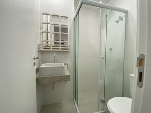 Quarto quádruplo básico | Banheiro | Secador de cabelo 