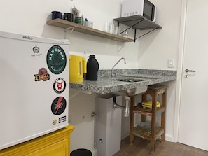 Quarto quádruplo básico | Cozinha privada | Micro-ondas, cafeteira/chaleira, torradeira