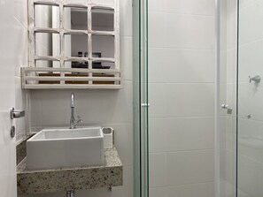 Quarto quádruplo básico | Banheiro | Secador de cabelo