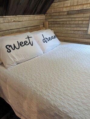 1 bedroom, iron/ironing board, free WiFi, bed sheets - Luxury Romantic Retreat w/ Hot Tub, Cabin in Woods, Winter Wonderland w/Firepit (Mansfield)