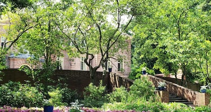 Luxury Romantic Retreat w/ Hot Tub, Cabin in Woods, Perfect for Special Occasion