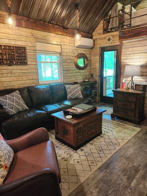 Smart TV, fireplace, DVD player, books - Luxury Romantic Retreat w/ Hot Tub, Cabin in Woods, Winter Wonderland w/Firepit (Mansfield)