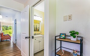 Interior - Three-bedroom Hawaiiana. Visit Volcanoe & more! (Mountain View)