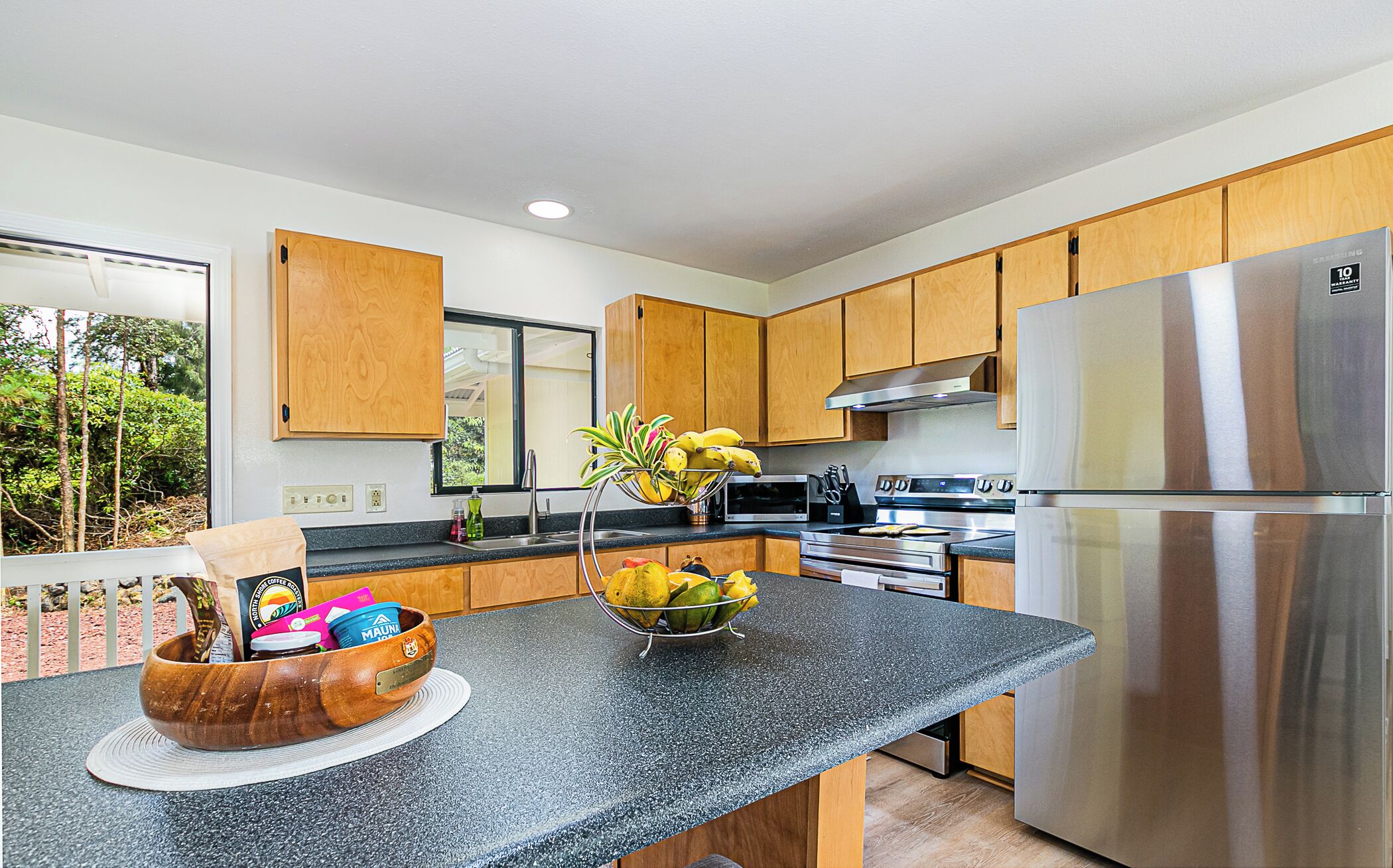 Køleskab/fryser i fuld størrelse, mikrobølgeovn, ovn, kogeplade