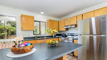 Køleskab/fryser i fuld størrelse, mikrobølgeovn, ovn, kogeplade