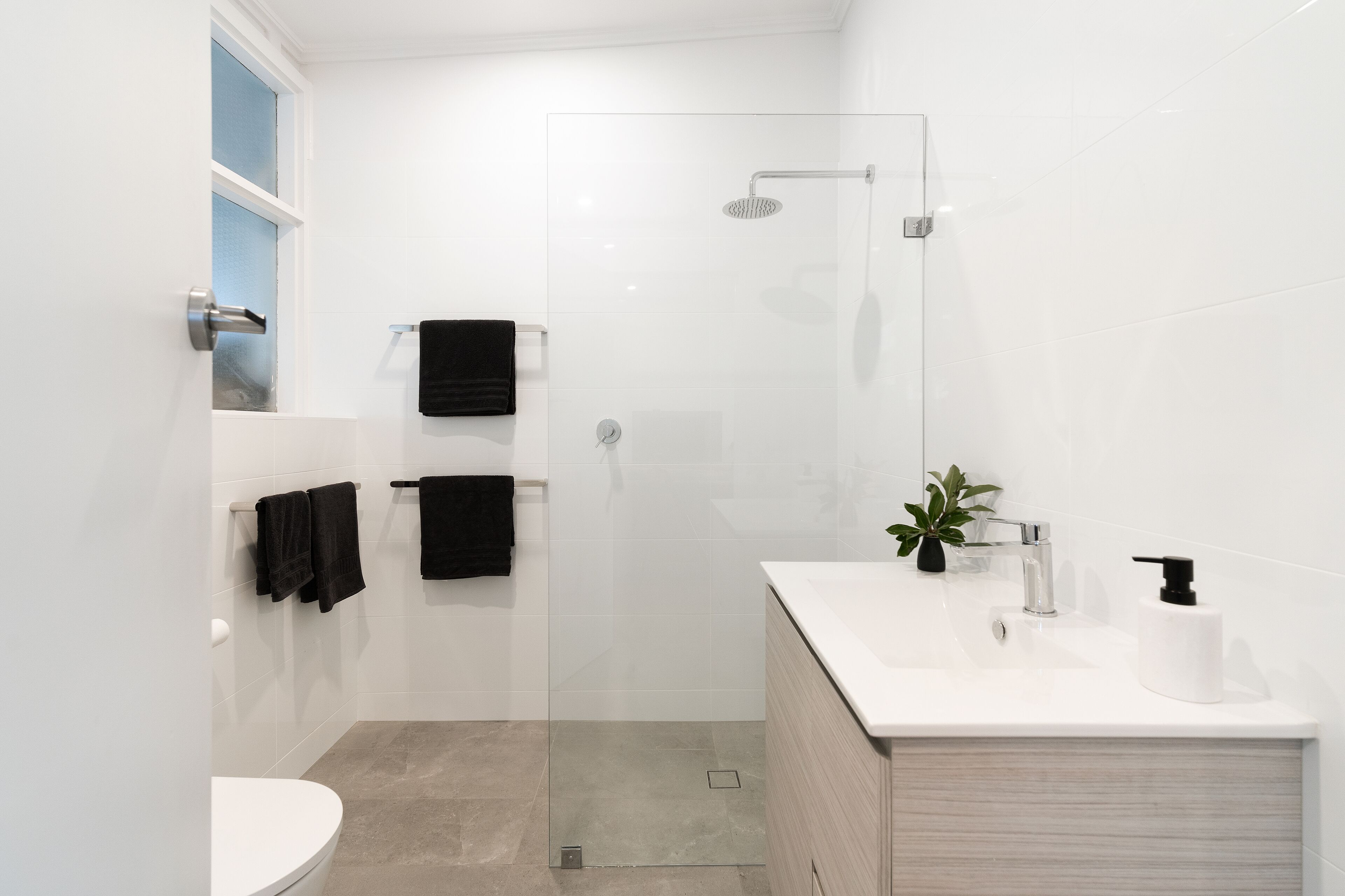 Een douche, een haardroger, handdoeken, zeep