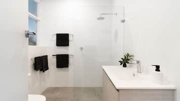 Een douche, een haardroger, handdoeken, zeep