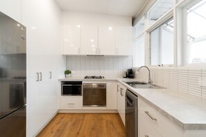 Réfrigérateur, micro-ondes, four, lave-vaisselle