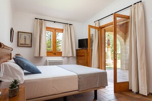 4 bedrooms, iron/ironing board, free WiFi, bed sheets