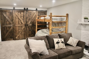 Smart TV, fireplace - Beautiful lakefront retreat, 4 bedroom, sleeps 8 (Huntsville)