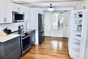 Réfrigérateur, four à micro-ondes, un four, surface de cuisson