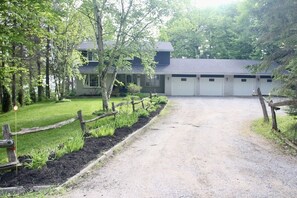 Exterior - Beautiful lakefront retreat, 4 bedroom, sleeps 8 (Huntsville)
