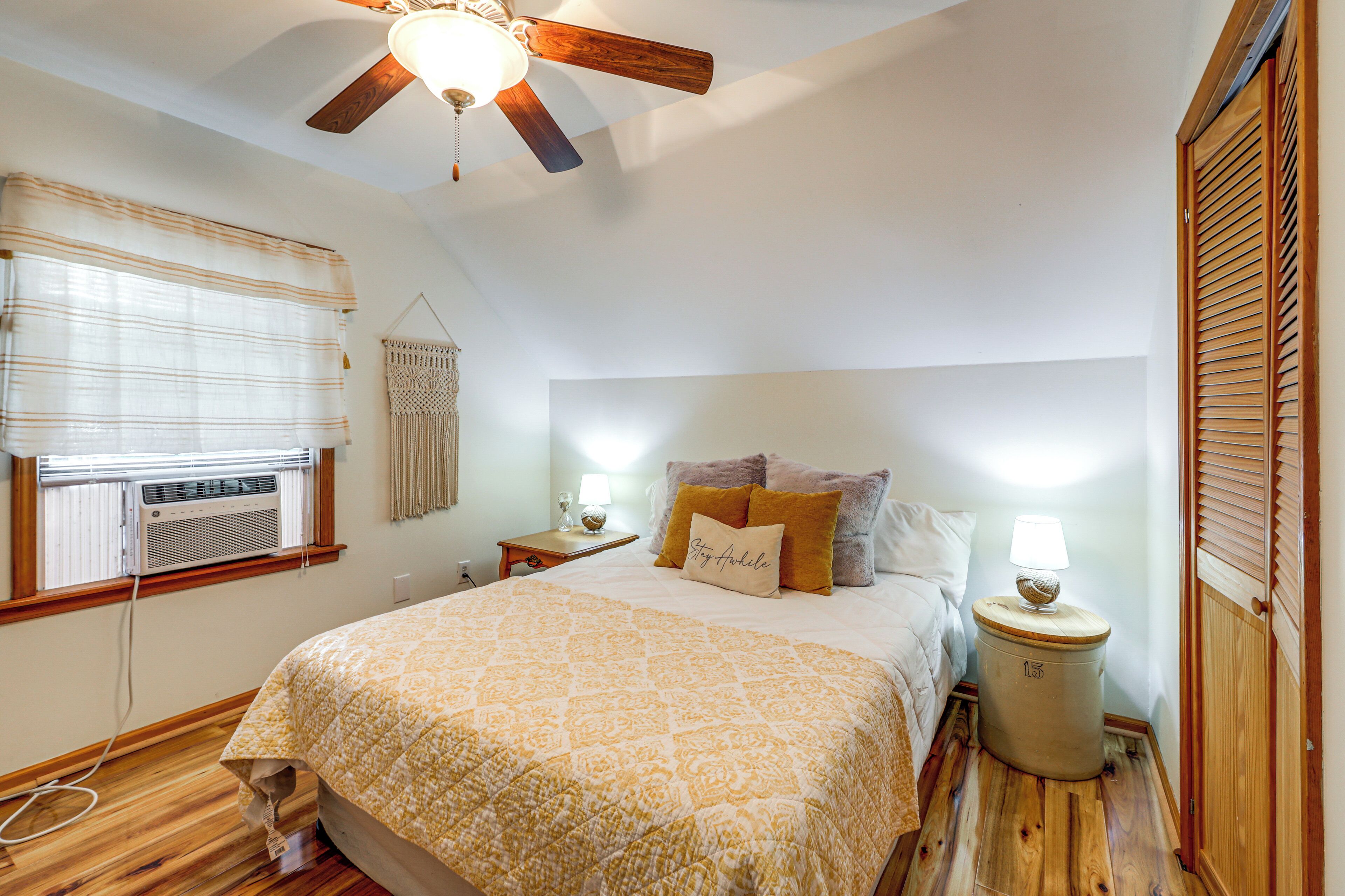 3 habitaciones, escritorio y tabla de planchar con plancha 