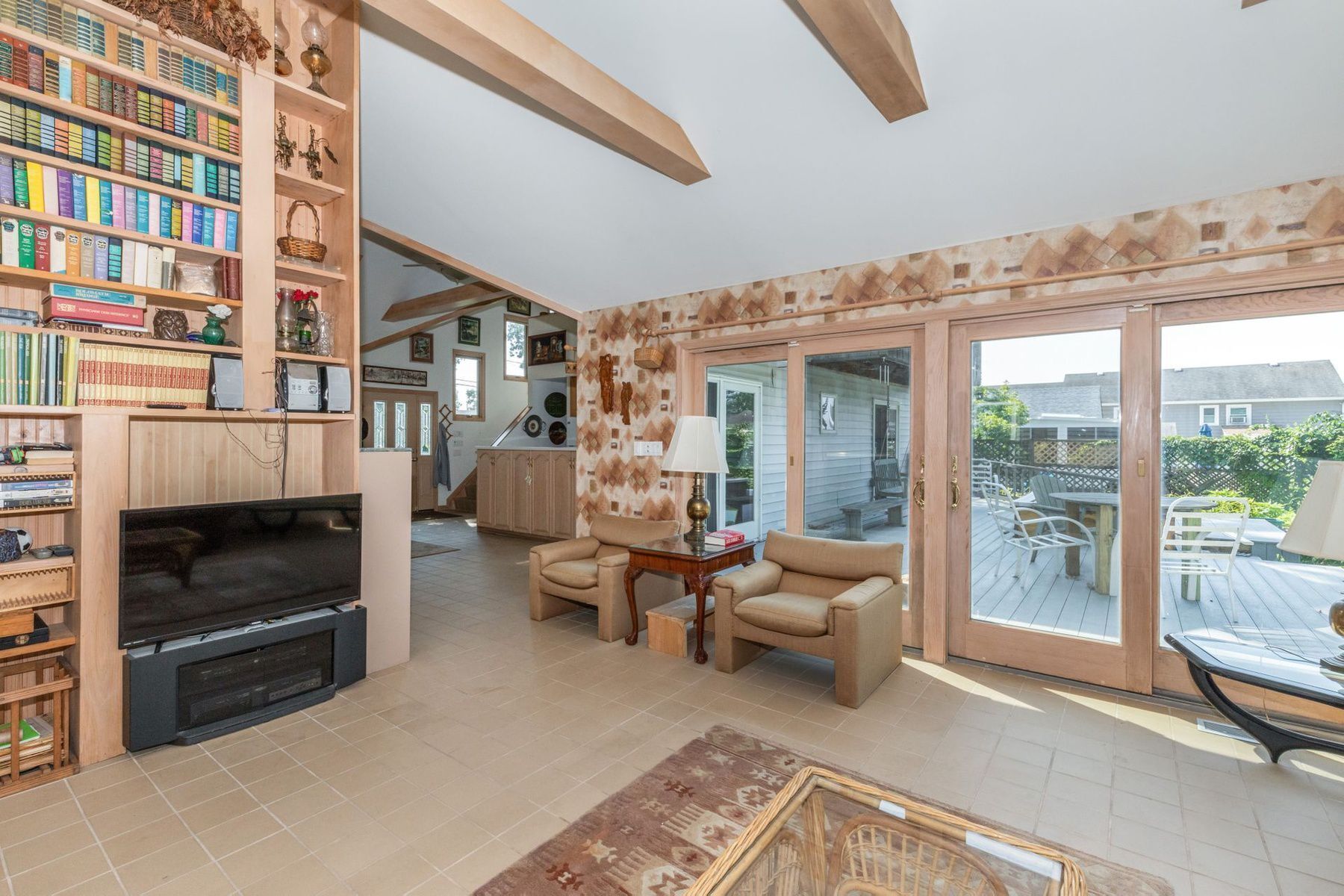 Smart TV, fireplace, books, stereo