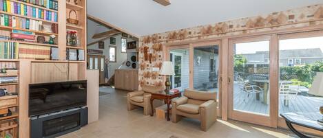 تلفزيون ذكي، مدفأة، كُتُب، ستيريو