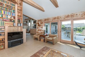 Smart TV, fireplace, books, stereo