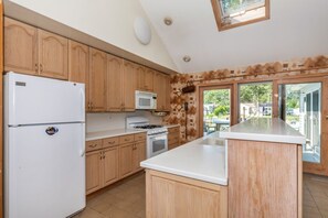 冷蔵庫、電子レンジ、オーブン、コンロ