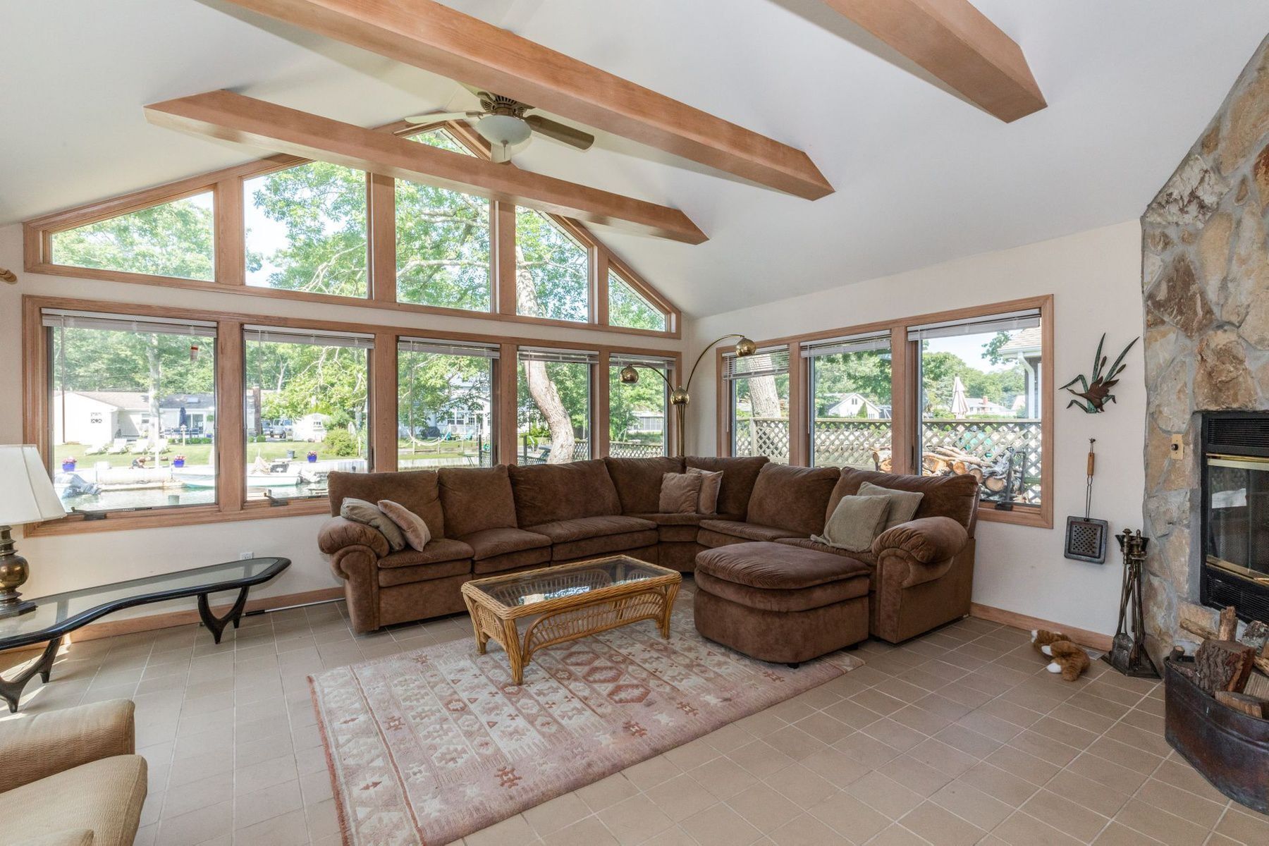 スマートテレビ、暖炉、書庫、ステレオ