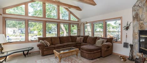 Smart TV, fireplace, books, stereo