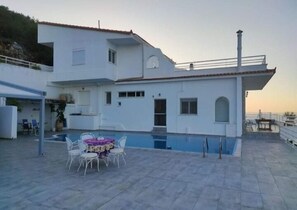 Outdoor dining - Charming 4-Bed Villa in Pefkali (Pefkali)