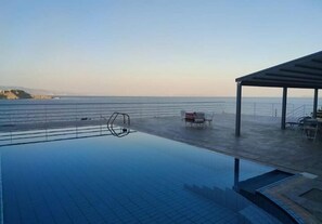 Indoor pool - Charming 4-Bed Villa in Pefkali (Pefkali)