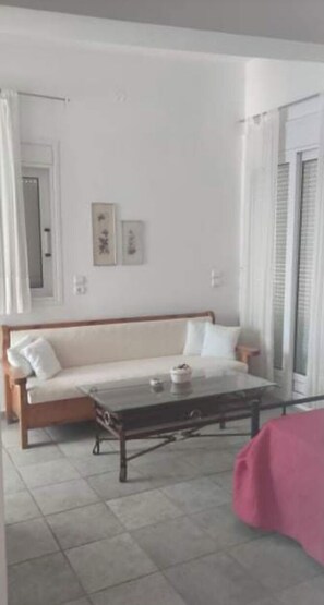 TV, stereo - Charming 4-Bed Villa in Pefkali (Pefkali)