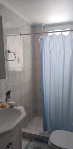 Shower, towels - Charming 4-Bed Villa in Pefkali (Pefkali)