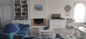 TV, stereo - Charming 4-Bed Villa in Pefkali (Pefkali)