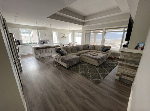 3 Bedroom Sleeps 8Great View New Home Sendero Canyon available all summer