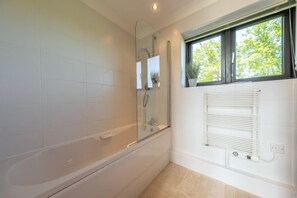 Combined shower/tub, hair dryer, towels