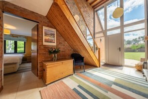 3 bedrooms, iron/ironing board, internet, bed sheets