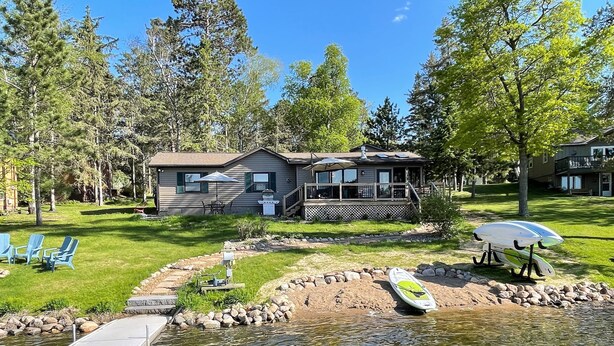Un chalet au bord du lac, doté d’un quai, d’un espace salon extérieur et de kayaks.