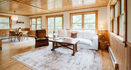 Family-friendly, Luxury Log Cabin Nestled in the Woods - 10 Mins to Sunday River