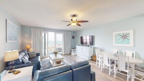 Smart-tv, dvd-spelare, böcker och en stereo