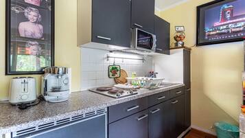 Kühlschrank, Mikrowelle, Herdplatte, Wasserkocher mit Kaffee-/Teezubehör