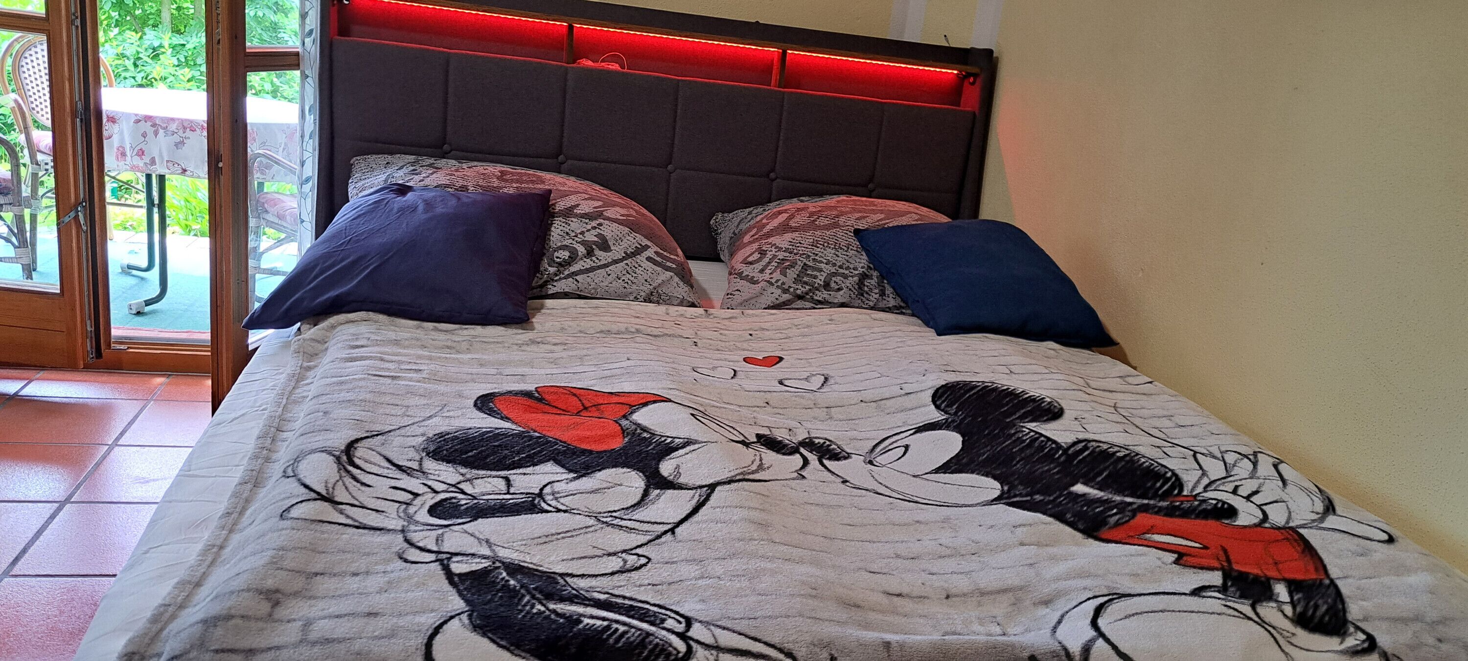 Tabla de planchar con plancha, wifi gratis y ropa de cama 