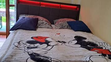 Tabla de planchar con plancha, wifi gratis y ropa de cama