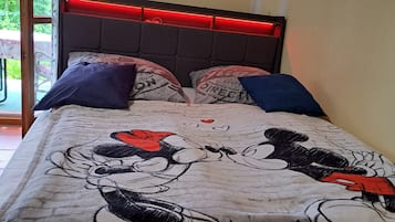 Tabla de planchar con plancha, wifi gratis y ropa de cama