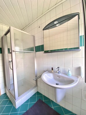Een douche, een haardroger, handdoeken