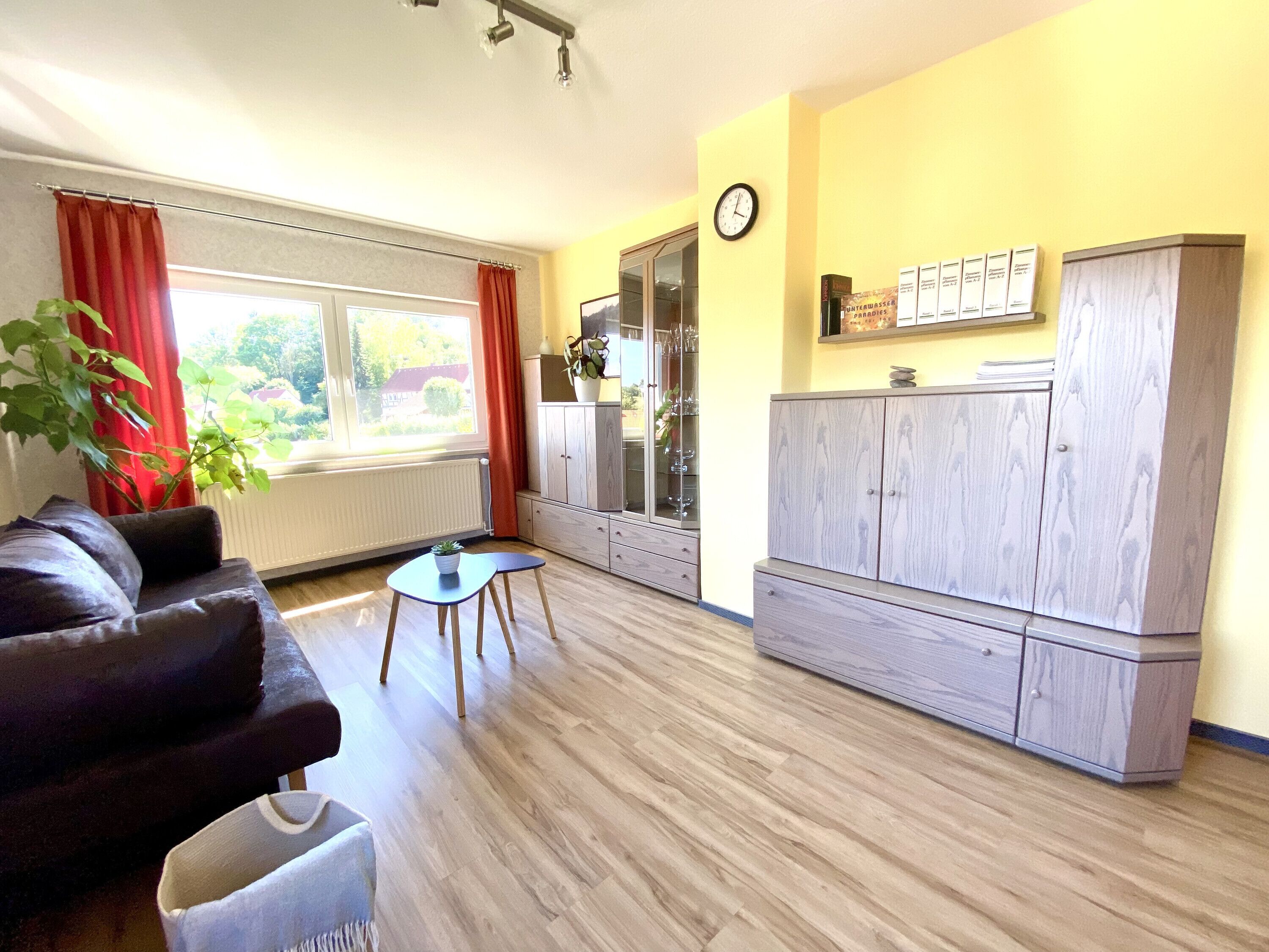 Een televisie en een stereo