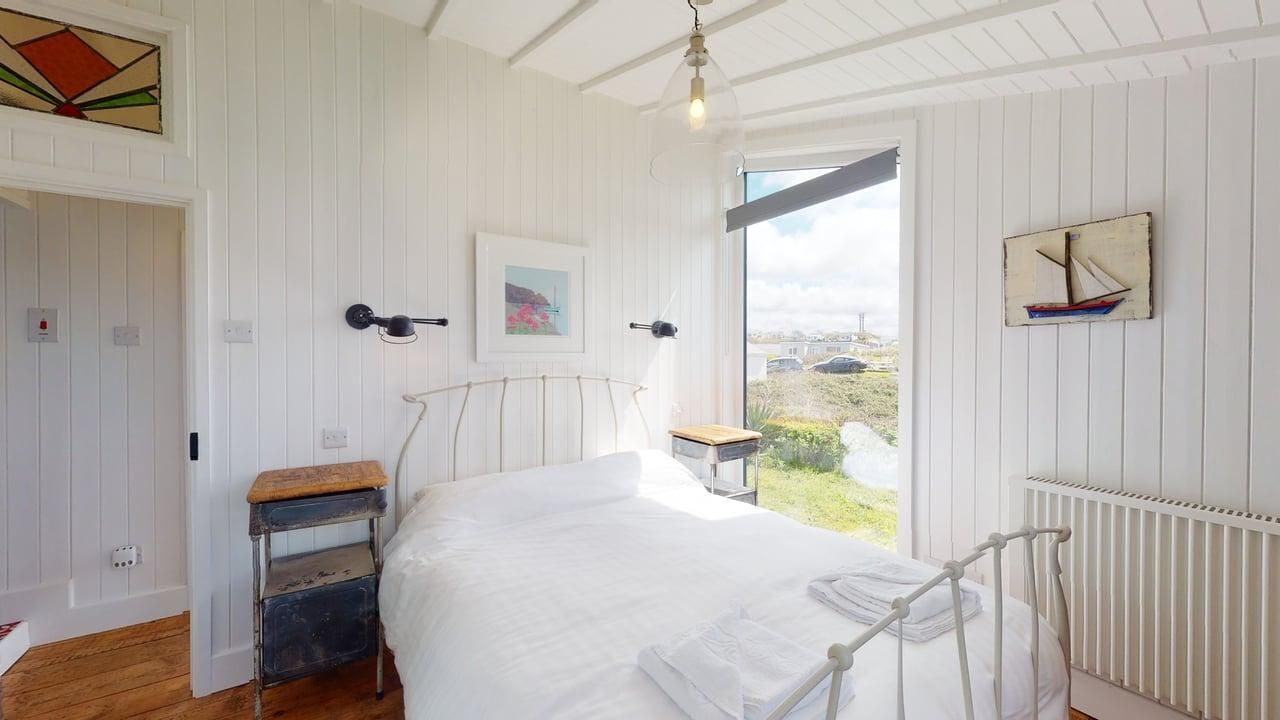 3 bedrooms, iron/ironing board, internet, bed sheets