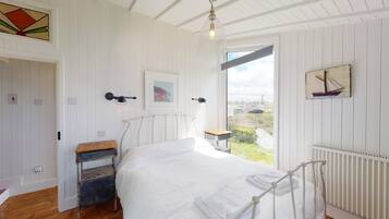 3 bedrooms, iron/ironing board, internet, bed sheets