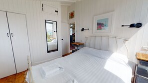 3 bedrooms, iron/ironing board, Internet, bed sheets