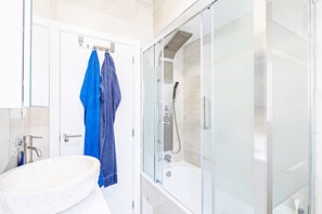 Ensemble douche/baignoire, sèche-cheveux, serviettes fournies